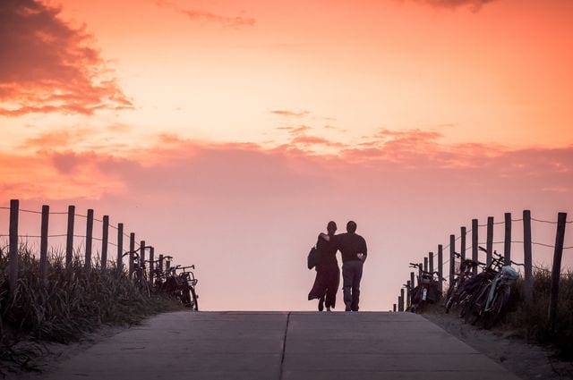 "Regalos de experiencia" para parejas aventureras, couple taking a walk during sunset.